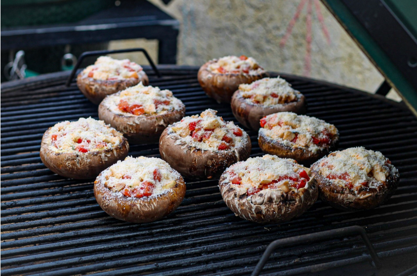 Gljive punjene rajčicom i mozzarellom, zapečene parmezanom
