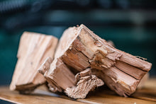 Učitajte sliku u preglednik galerije, Big Green Egg Chunks (Big Green Egg drvene sječke)