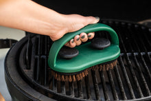 Učitajte sliku u preglednik galerije, Big Green Egg Speediclean Dual Brush Scrubber (Big Green Egg speediclean čistač s dvostrukom četkom)