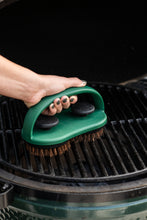 Učitajte sliku u preglednik galerije, Big Green Egg Speediclean Dual Brush Scrubber (Big Green Egg speediclean čistač s dvostrukom četkom)