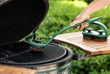 Učitajte sliku u preglednik galerije, Big Green Egg Grid & Stone Scrubber Palmyra (Big Green Egg četka za gril s dugom ručkom)