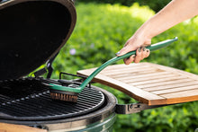 Učitajte sliku u preglednik galerije, Big Green Egg Grid & Stone Scrubber Palmyra (Big Green Egg četka za gril s dugom ručkom)