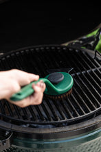 Učitajte sliku u preglednik galerije, Big Green Egg Grid & Stone Scrubber Palmyra (Big Green Egg četka za gril s dugom ručkom)