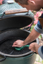 Učitajte sliku u preglednik galerije, Big Green Egg Grid & Stone Scrubber Palmyra (Big Green Egg četka za gril s dugom ručkom)