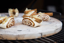 Učitajte sliku u preglednik galerije, Big Green Egg Baking Stone (Big Green Egg kamen za pečenje)