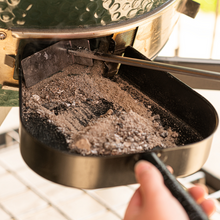Učitajte sliku u preglednik galerije, Big Green Egg Ash Remover Pan (Big Green Egg lopatica za uklanjanje pepela)