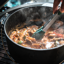 Učitajte sliku u preglednik galerije, Big Green Egg Cast Iron Dutch Oven (Big Green Egg Dutch Oven od lijevanog željeza)