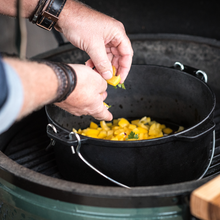 Učitajte sliku u preglednik galerije, Big Green Egg Cast Iron Dutch Oven (Big Green Egg Dutch Oven od lijevanog željeza)