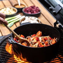 Učitajte sliku u preglednik galerije, Big Green Egg Cast Iron Dutch Oven (Big Green Egg Dutch Oven od lijevanog željeza)