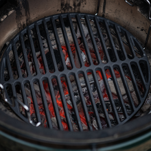 Učitajte sliku u preglednik galerije, Big Green Egg Cast Iron Grid (Big Green Egg rešetka od lijevanog željeza)