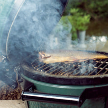 Učitajte sliku u preglednik galerije, Big Green Egg Wood Chips (Big Green Egg drveni čips za dimljenje)