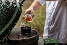 Učitajte sliku u preglednik galerije, Big Green Egg Cast Iron Sauce Pot with Basting Brush (Big Green Egg lonac od lijevanog željeza s četkom)