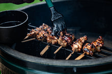 Učitajte sliku u preglednik galerije, Big Green Egg Cast Iron Sauce Pot with Basting Brush (Big Green Egg lonac od lijevanog željeza s četkom)