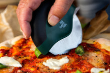 Učitajte sliku u preglednik galerije, Big Green Egg Compact Pizza Cutter (Big Green Egg kompaktni rezač za pizzu)