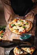 Učitajte sliku u preglednik galerije, Big Green Egg Compact Pizza Cutter (Big Green Egg kompaktni rezač za pizzu)