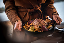 Učitajte sliku u preglednik galerije, Tava od lijevanog željeza (Cast Iron Skillet)