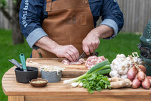 Učitajte sliku u preglednik galerije, Big Green Egg Cast Iron Sauce Pot with Basting Brush (Big Green Egg lonac od lijevanog željeza s četkom)