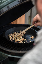 Učitajte sliku u preglednik galerije, Big Green Egg Cast Iron Skillet (Big Green Egg Tava od lijevanog željeza)
